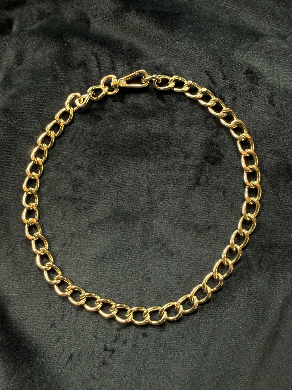 Gold tone chunky clip clasp necklace.